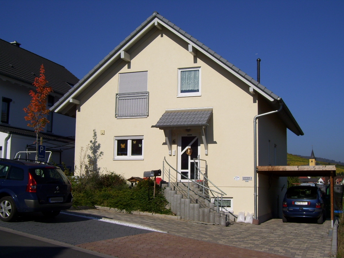 Ansicht von vorn Ferienwohnung "Rheingaublick" in Bingen-Kempten. Eingang durch den Carport.